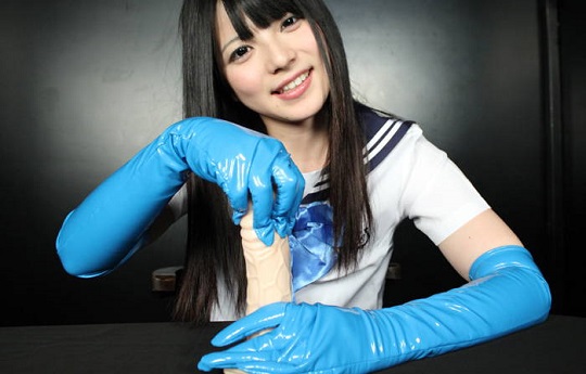 上原亜衣のエナメル手袋